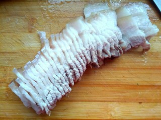 7、#猪年##猪五花# 蒜泥白肉,五花肉切成薄片