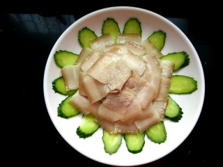 8、#猪年##猪五花# 蒜泥白肉,把五花肉片摆入盘中