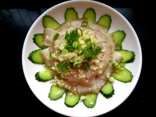 11、#猪年##猪五花# 蒜泥白肉,把葱蒜放到五花肉上