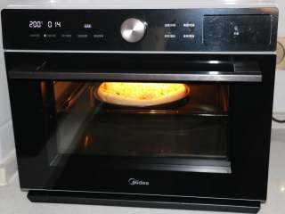 12、自制培根披萨,再入烤箱，200度15分钟左右，披萨上色满意即可。