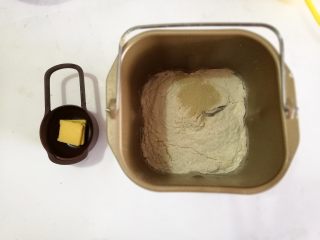 1、鸡肉田园披萨,1.所有材料除黄油外放入面包桶