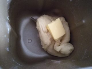 3、鸡肉田园披萨,3.加入黄油继续揉面