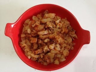 6、鸡肉田园披萨,6.鸡肉放入黑胡椒粉腌制半小时，这一步在揉面的时候就可以完成