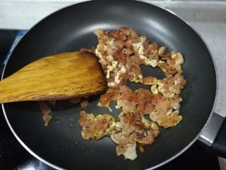7、鸡肉田园披萨,7.起锅，放入鸡肉，慢慢炒熟