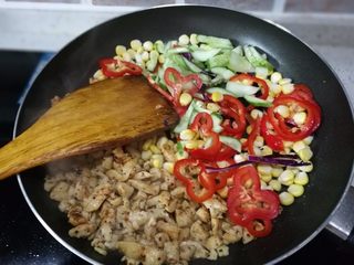 8、鸡肉田园披萨,8.放入蔬菜。继续炒