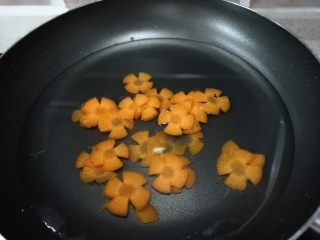 9、鸡肉田园披萨,9.锅里加入热水。把胡萝卜花放进去煮熟