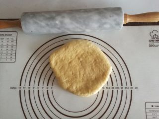 11、鸡肉田园披萨,11.面团取出来擀面排气后静置松弛十五分钟