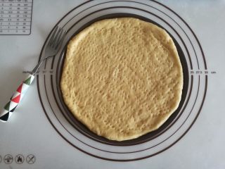 12、鸡肉田园披萨,12.擀面皮后放入披萨盘中