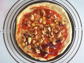 14、鸡肉田园披萨,14.铺上一层鸡肉