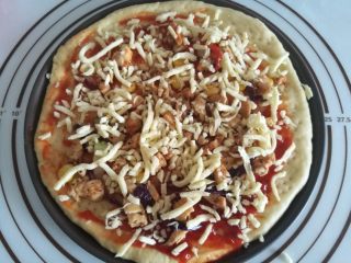 15、鸡肉田园披萨,15.撒上马苏里拉芝士碎