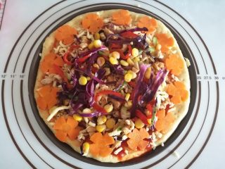 16、鸡肉田园披萨,16.再铺上蔬菜，周围摆上胡萝卜花