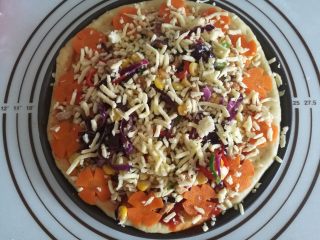 17、鸡肉田园披萨,17.最后撒上一层马苏里拉芝士碎