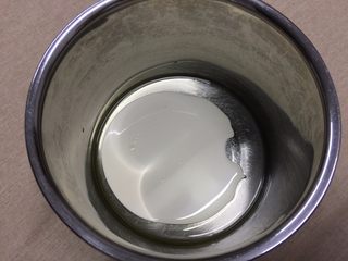 2、奶油黑杯子,淡奶油中加入玉米油