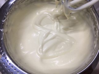 6、奶油黑杯子,移离热水,打发至提起打蛋头