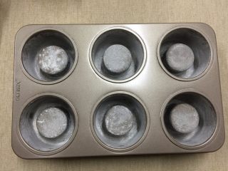 10、奶油黑杯子,模具内筛入低粉,倒扣取出多余的粉