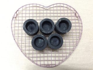 14、奶油黑杯子,马上倒扣,晃动模具,轻拍几下,蛋糕就会自动脱模了