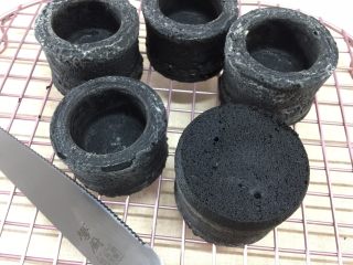 15、奶油黑杯子,蛋糕凉透后,将底部切平