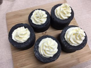 18、奶油黑杯子,挤上淡奶油