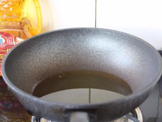 4、糖醋排骨～上海本帮菜,锅里倒入250g的油，油要没过排骨。