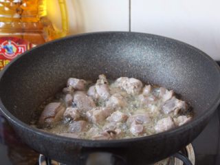 6、糖醋排骨～上海本帮菜,中火开始炸制。