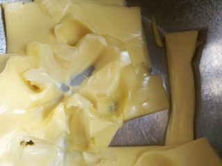 1、兔兔曲奇饼干,无盐黄油要提前室温软化，用手指可以戳一个洞，呈膏状