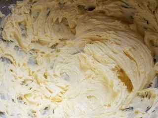 5、兔兔曲奇饼干,黄油只要混合均匀即可无需彻底打发