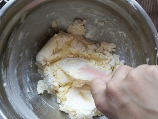 7、兔兔曲奇饼干,用刮刀压拌均匀，无干粉即可