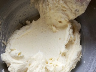 8、兔兔曲奇饼干,每拌匀一次加入剩下的面粉继续压拌均匀，无需过度拌只要看不见干粉即可