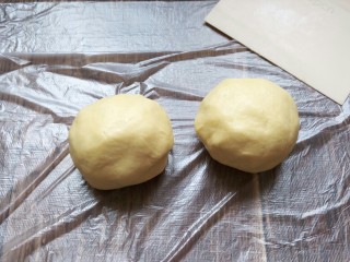 9、兔兔曲奇饼干,拌好后将面团均匀分成两部分