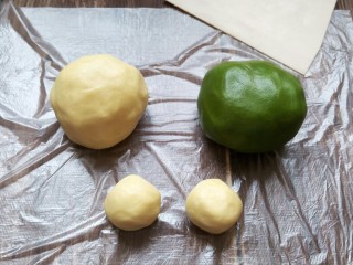 11、兔兔曲奇饼干,把原味面团分出两个18克一个的小面团