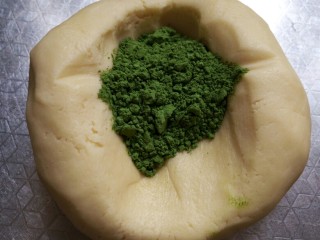 10、兔兔曲奇饼干,其中一个面团加入抹茶粉，揉匀