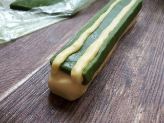 13、兔兔曲奇饼干,冷冻后比较好操作，抹茶面团切成3个1厘米宽的长条，按照图片样子摆放好