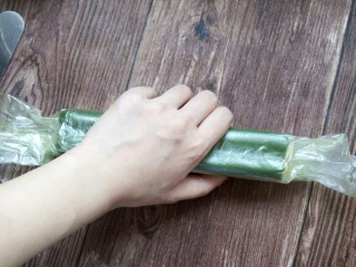 16、兔兔曲奇饼干,四周随形状压实成，包好放进冷冻室冻20分钟