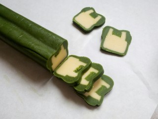 17、兔兔曲奇饼干,冻硬后切0.5厘米厚片，冻过的面团非常好切