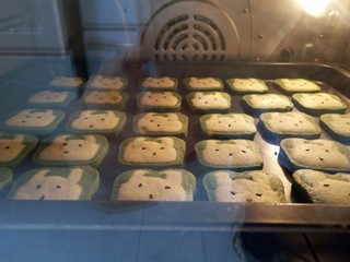 19、兔兔曲奇饼干,烤箱170度上下火中层烘烤17分钟，7分钟后加盖锡纸防止表面上色