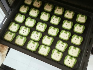 20、兔兔曲奇饼干,出炉啦，颜色很漂亮一点没上色哦，而且熟透了