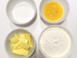 1、hellokitty饼干,准备好需要的食材。