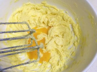 3、hellokitty饼干,分三次加入鸡蛋液搅打，每一次搅打均匀后再加入下一次的量。