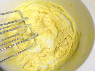 4、hellokitty饼干,将蛋液和黄油糖粉混合物打至体积蓬松状态。