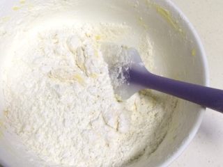 5、hellokitty饼干,筛入低粉，用刮刀翻拌。