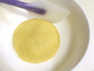 6、hellokitty饼干,翻拌形成面团。