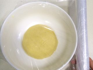 7、hellokitty饼干,包上保鲜膜入冰箱冷藏30分钟至1小时。