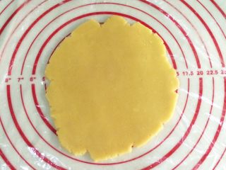 8、hellokitty饼干,从冰箱取出面团，铺上一层保鲜膜，取一点面团擀成约5毫米左右的薄片了。