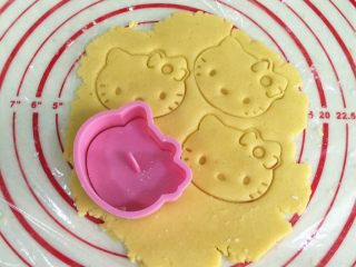 9、hellokitty饼干,用helloKitty饼干模具压出造型。