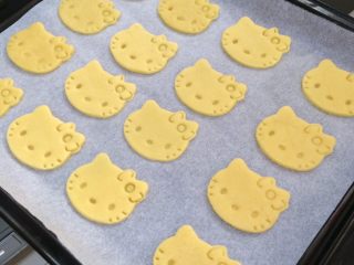 11、hellokitty饼干,一一摆入烤盘上，记得垫上油纸。