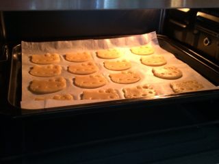 12、hellokitty饼干,入预热好的烤箱中层，上下火，160度，15分钟；烤完出炉冷却。
