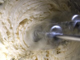 4、卡通饼干,用电动打蛋器低速打发至黄油和糖粉融合