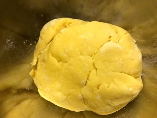 10、卡通饼干,揉成光滑的面团