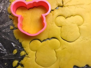 13、卡通饼干,将模具外圈放在面团上压出形状