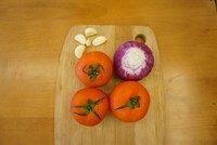 1、黑橄榄培根虾仁披萨,首先制作披萨酱:番茄、洋葱、蒜准备好